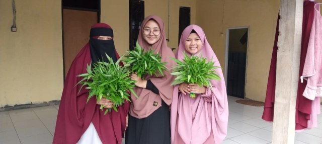 Para Santri Rumah Quran Desa Berdaya Bojong Panen Kangkung (30794)