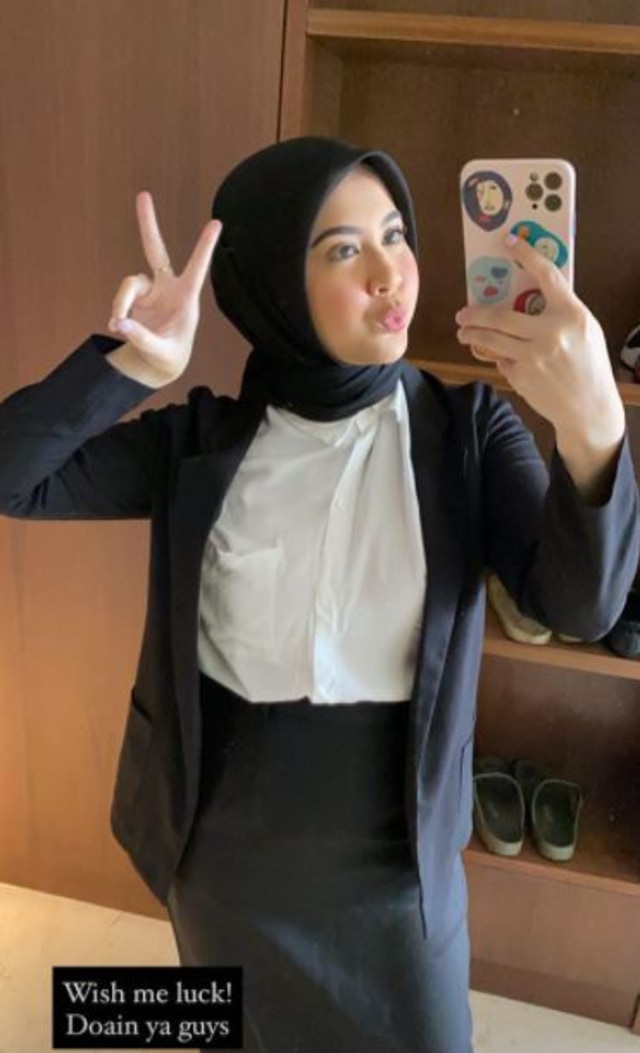 5 Momen Bahagia Kelulusan Ujian Skripsi Kesha Ratuliu (11844)
