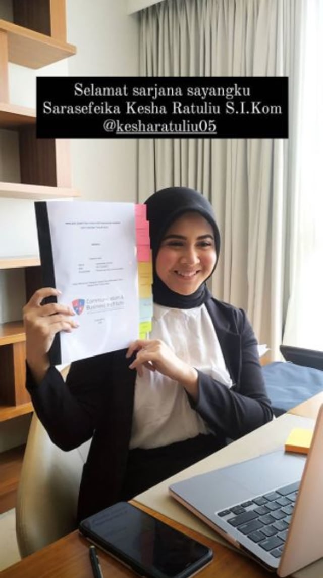 5 Momen Bahagia Kelulusan Ujian Skripsi Kesha Ratuliu (11845)