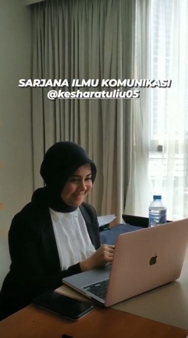 5 Momen Bahagia Kelulusan Ujian Skripsi Kesha Ratuliu (11846)