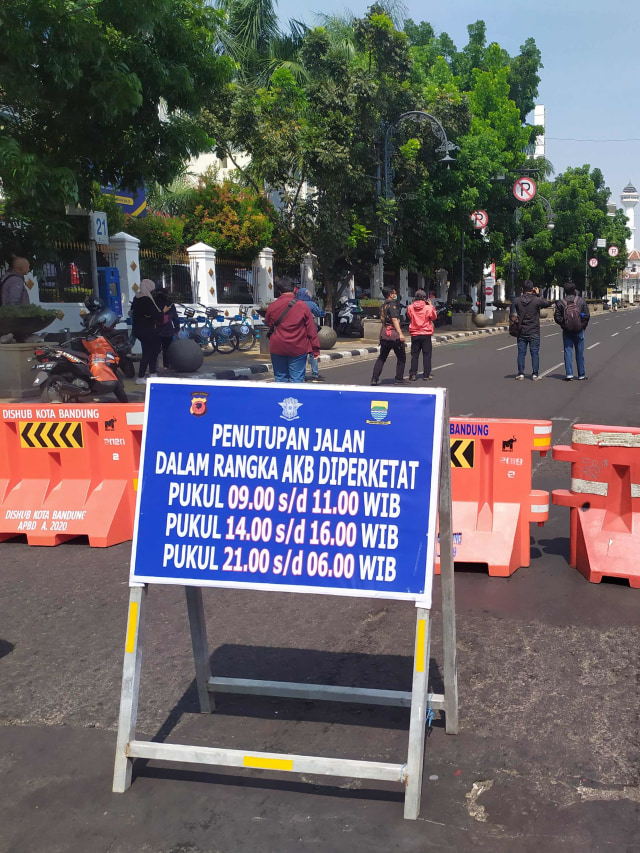 Buka tutup di ruas jalan di Kota Bandung pada Jumat (18/9). Foto: Rachmadi Rasyad/kumparan