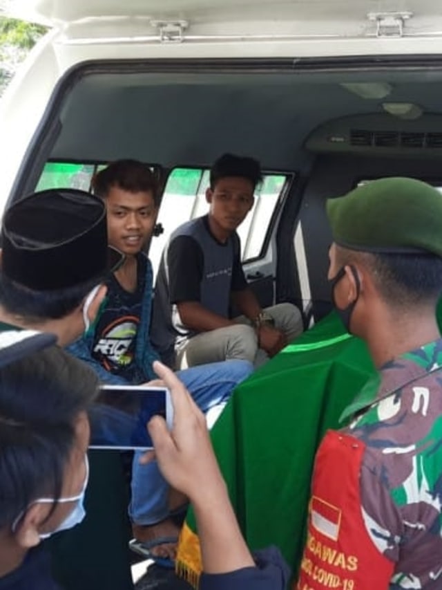 Tidak Pakai Masker, Warga di Tangerang Masuk Mobil Jenazah hingga Push Up (57199)