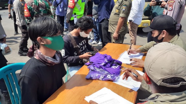 Pengguna jalan yang tidak pakai masker di kawasan Citra Raya, Tangerang mendapat sanksi. Foto: Dok. Istimewa