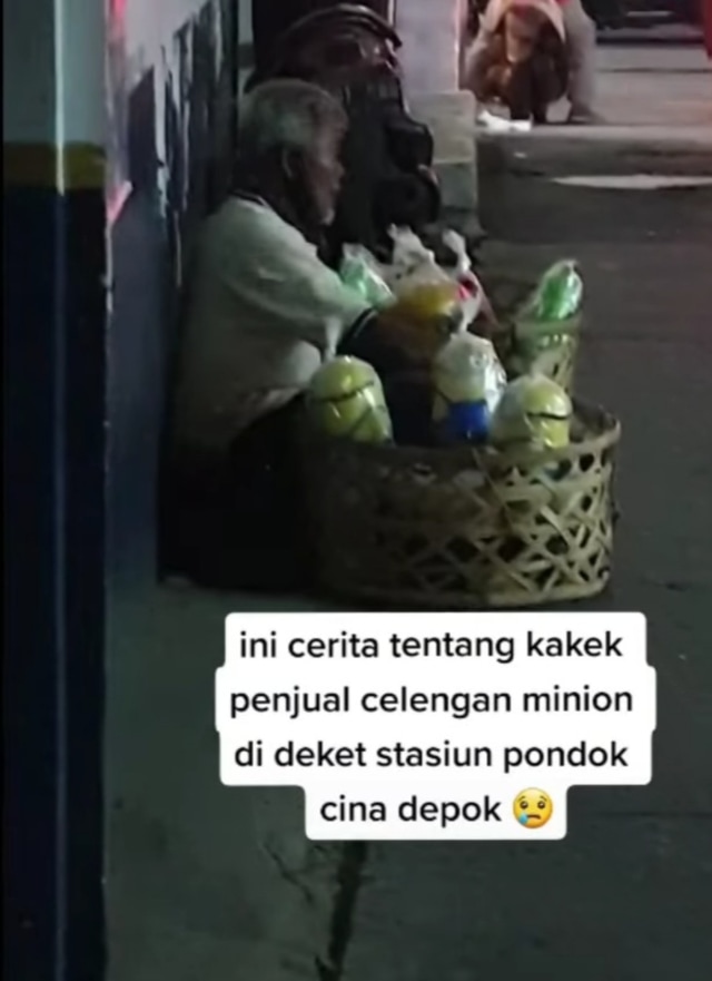 Viral seorang kakek penjual celengan jualan hingga larut dan rela tak makan demi bisa mengirim uang ke istrina. (Foto: TikTok/@piotaya)