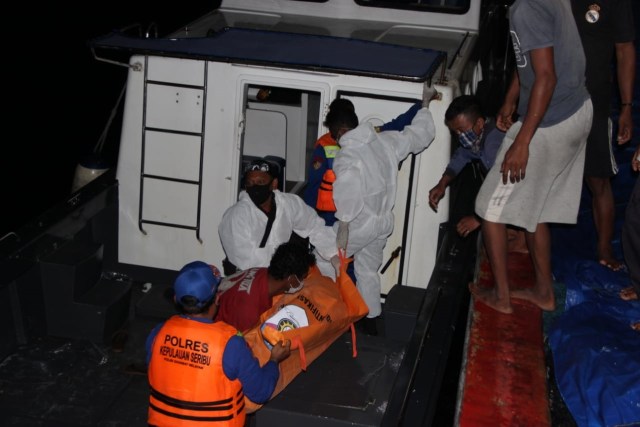 Proses evakuasi jenazah 5 mayat di kapal nelayan oleh Polres Kepulauan Seribu. Foto: Dok. Istimewa
