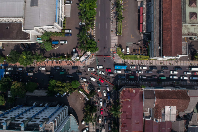 Foto udara suasana penutupan jalan Asia Afrika, Bandung, Jawa Barat, Jumat (18/9/2020). Foto: Raisan Al Farisi/Antara Foto