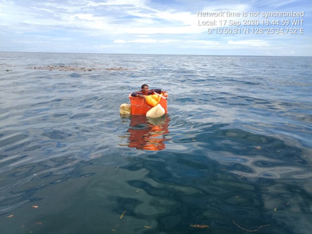 Nelayan asal Halmahera Tengah (Halteng), ditemukan dalam keadaan selamat di dalam box penampung ikan. Foto: Tim SAR gabungan