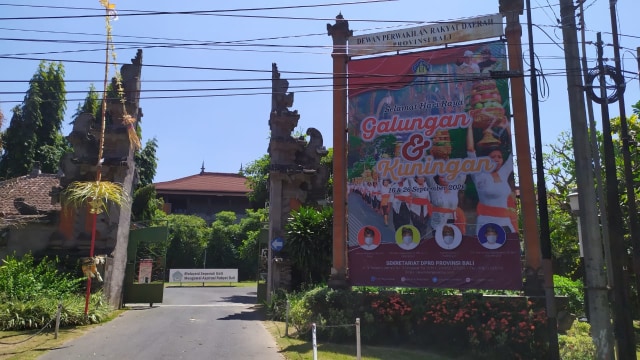 Gedung DPRD Bali tampak lengang setelah 9 anggota dewan psositif COVID-19 - ACH