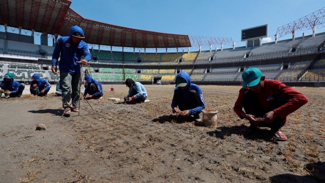 Proses renovasi Stadion Gelora Bung Tomo, Surabaya. Foto: Kemenpora