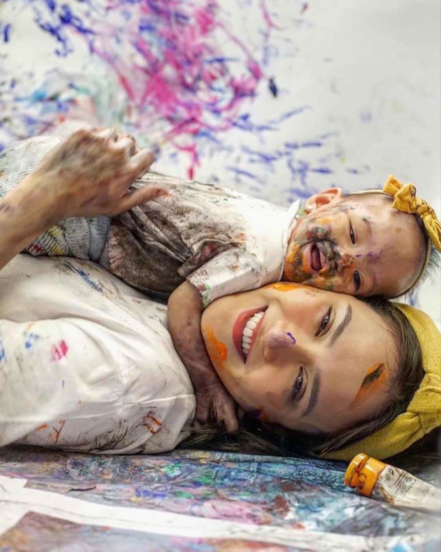 Shandy Aulia dan anaknya, Claire bermain finger painting. Foto: Instagram/ @shandyaulia