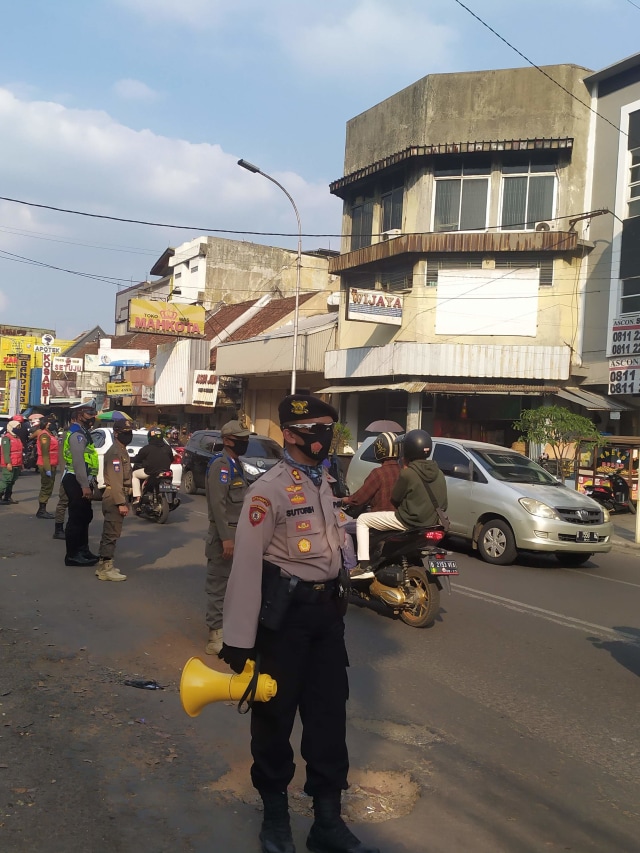 Petugas gabungan dari Polrestabes Bandung, TNI, dan Satpol PP Kota Bandung melaksanakan giat operasi yustisi di Pasar Kosambi pada Jumat (18/9) sore. Foto: Rachmadi Rasyad/kumparan