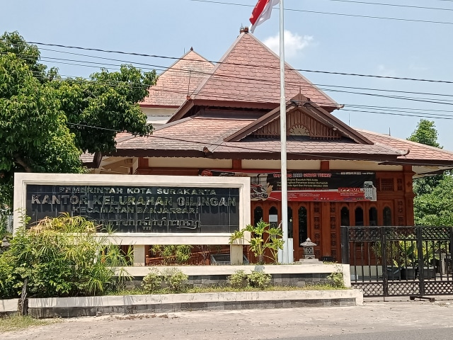 Kantor Kelurahan Gilingan, Solo di-lockdown selama 7 hari ke depan sejak Rabu (16/09) usai terkonfirmasi ada salah satu pegawainya yang positif COVID-19