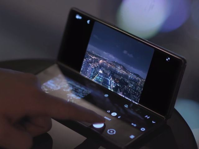 Hal-hal Hebat yang Bisa Dilakukan Flex Mode di Samsung Galaxy Z Fold2 (69238)