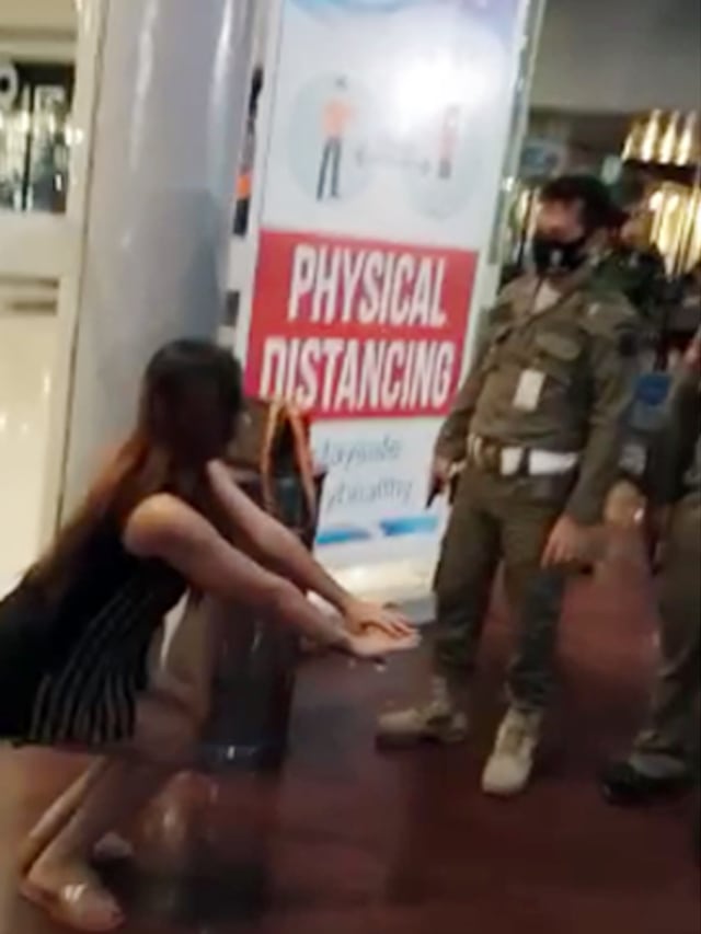 Potongan video viral Pol PP menghukum seorang perempuan karena tak memakai masker. Sayangnya, para Pol PP ini justru lalai menerapkan Social Distancing (capture video)
