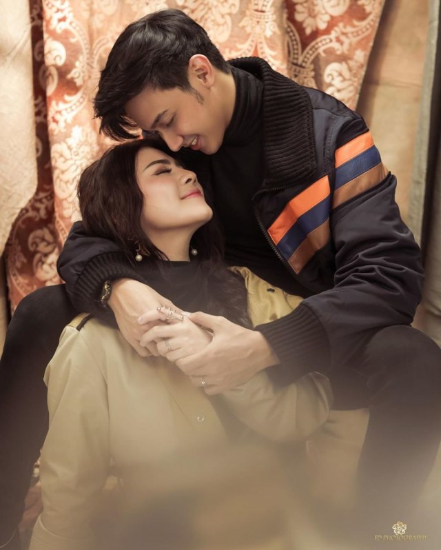 Rayakan Anniversary Ke-7,5 Tahun, 5 Gaya Pemotretan Felicya Angelista dan Hito (18318)