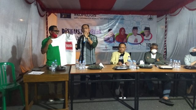 Bakal Calon Wali Kota Ternate M. Tauhid Soleman saat memaparkan visi misinya dalam diskusi publik Satu Dasawarsa Komunitas Jarod. Foto: Dokumentasi Komunitas Jarod.