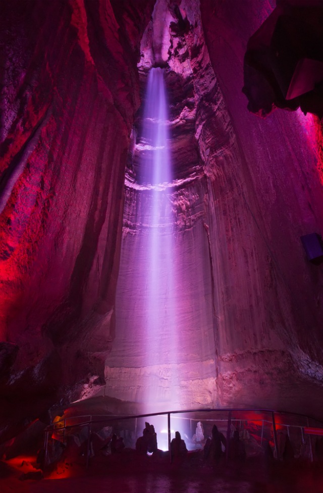 Ruby Falls, air terjun bawah tanah tertinggi di Amerika Serikat Foto: Shutter Stock