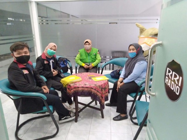 PMM UMM 37 bersama ibu Efrida pemilik Bank Sampah Eltari melakukan siaran di RRI (32363)