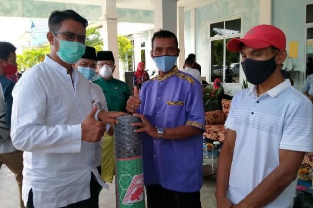 Apri Sujadi menyerahkan secara simbolis bantuan alat tangkap kepada nelayan di Kecamatan Sri Kuala Lobam (Foto:Ary/Batamnews)