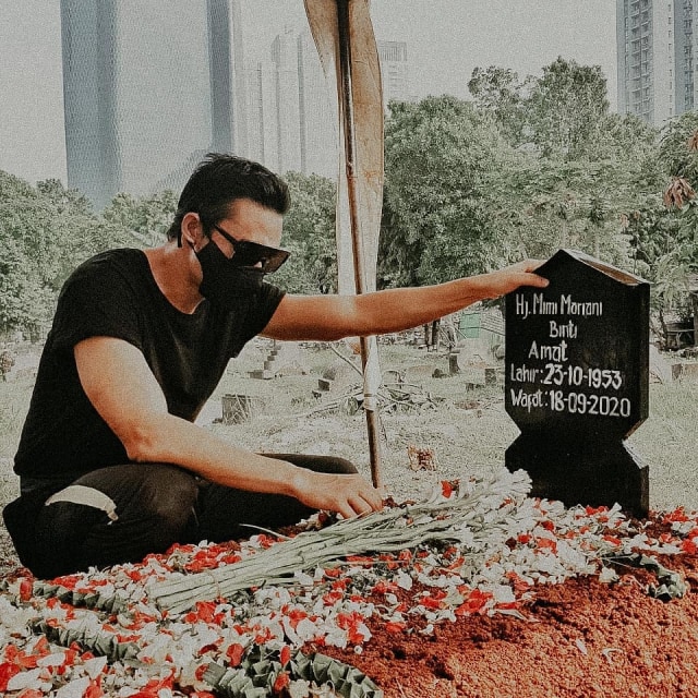 Susana pemakaman ibunda Indra Bruggman. Foto: IG/indrabruggman