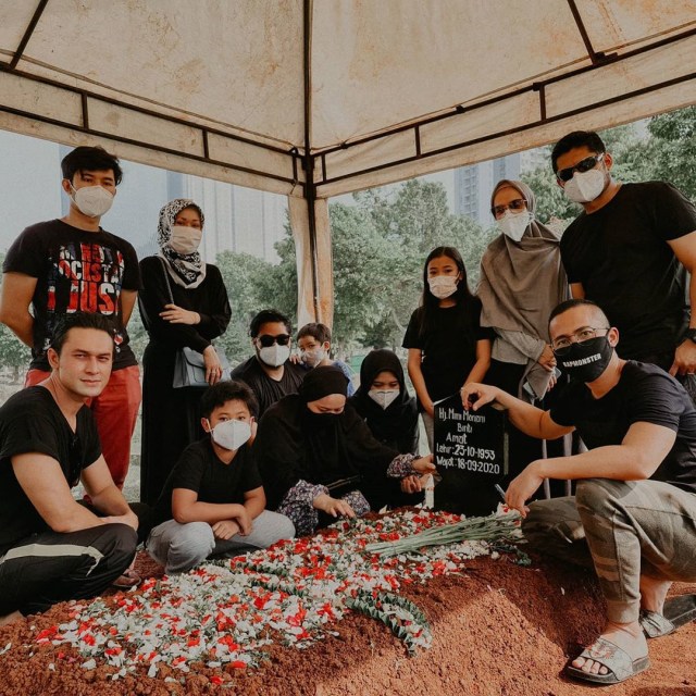 Indra Bruggman Sebut Ibunda Sempat Ucapkan Kalimat Tauhid Sebelum Tutup Usia (616000)