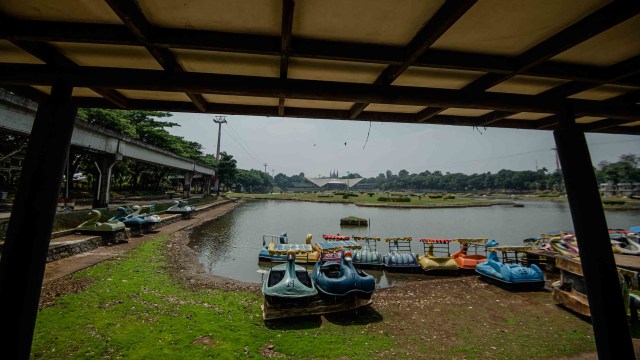 Sejumlah wahana becak air terparkir di tepi danau saat berlangsungnya pembatasan sosial berskala besar (PSBB) di Taman Mini Indonesia Indah (TMII), Jakarta, Sabtu (19/9/2020). Foto: ADITYA PRADANA PUTRA/ANTARA FOTO