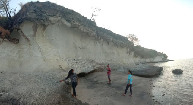 Pesona Pantai Kota Jogo di Nagekeo, NTT, yang Dikelilingi Tebing Batuan Karst (21795)