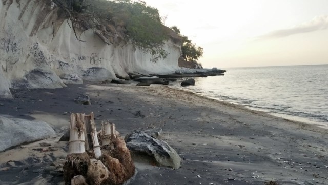 Pesona Pantai Kota Jogo di Nagekeo, NTT, yang Dikelilingi Tebing Batuan Karst (21796)