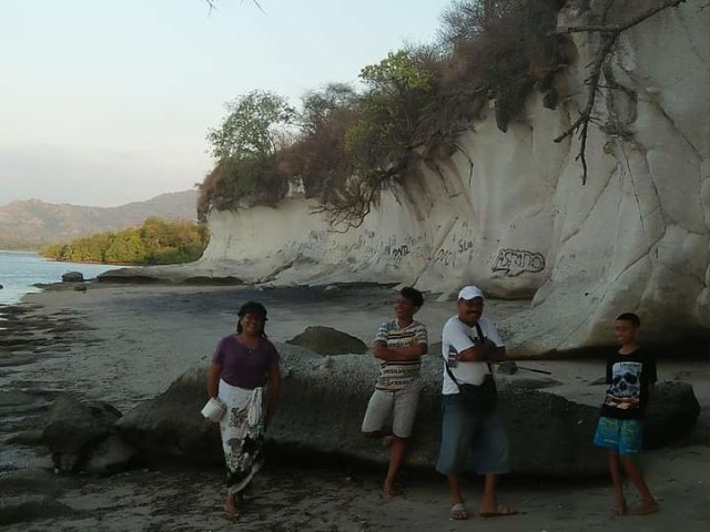 Pesona Pantai Kota Jogo di Nagekeo, NTT, yang Dikelilingi Tebing Batuan Karst (21797)