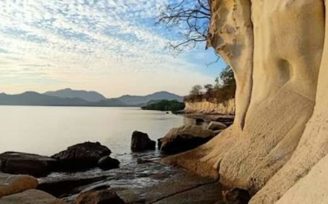 Pesona Pantai Kota Jogo di Nagekeo, NTT, yang Dikelilingi Tebing Batuan Karst (21798)