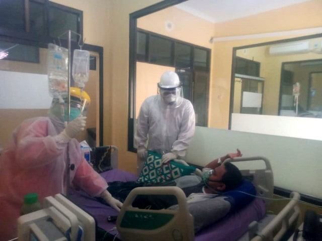 Dokter dan perawat menangani pasien COVID-19 yang dirawat di salah satu rumah sakit di Cirebon, Jawa Barat. (Istimewa)