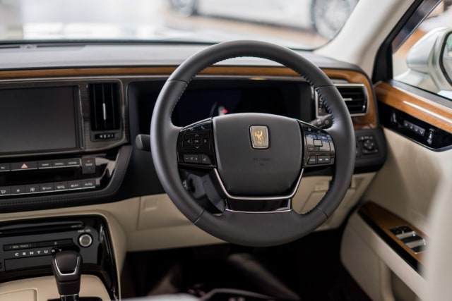 Toyota Century, Mobil Mewah Kaisar Jepang Mendarat di Indonesia (100242)