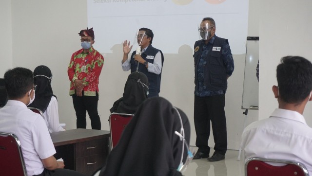 Wakil Kepala BKN Supranawa lakukan tinjauan tes SKB CPNS Lampung Selatan di Laboratorium Teknik 3 Itera, Sabtu (19/9) | Foto : Dok. Humas Itera