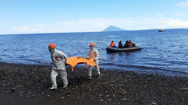 Salah satu adegan penyelamatan dalam simulasi pertolongan korban kapal terbakar yang digelar Basarnas Manado (foto: Basarnas Manado)
