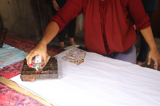 Bawa Inovasi Batik Cap, Mahasiswa KKN UB Bekali Warga dengan Pelatihan Membatik (254100)