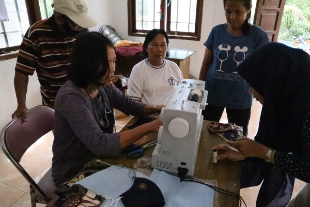 Bawa Inovasi Batik Cap, Mahasiswa KKN UB Bekali Warga dengan Pelatihan Membatik (254101)