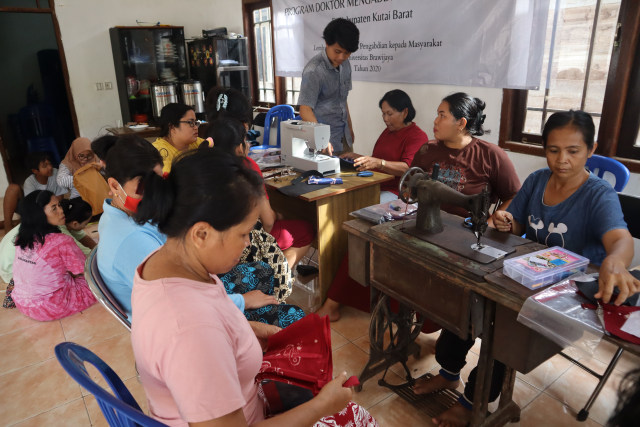 Bawa Inovasi Batik Cap, Mahasiswa KKN UB Bekali Warga dengan Pelatihan Membatik (254102)