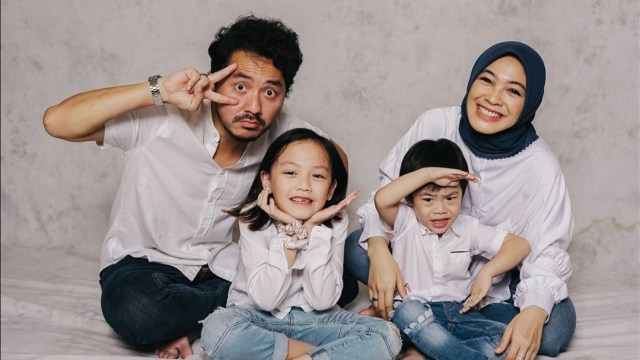 Keluarga Dian Ayu dan Omesh. Foto: Instagram @dianayulestari