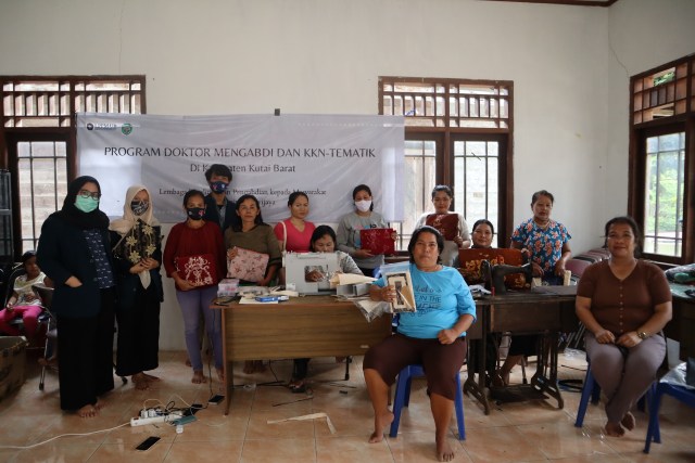 Bawa Inovasi Batik Cap, Mahasiswa KKN UB Bekali Warga dengan Pelatihan Membatik (254103)