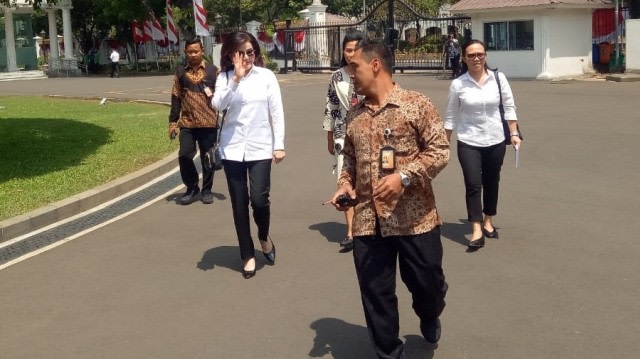 Tetty Paruntu saat mendatangi istana presiden jelang pengumuman nama-nama menteri di kabinet Presiden Joko Widodo 