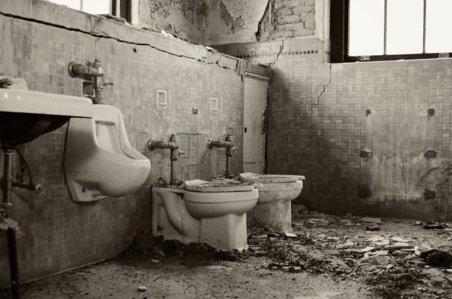 Ilustrasi toilet berhantu. Foto: Shutter Stock