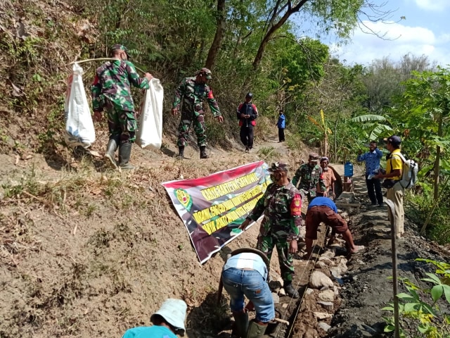 Koramil 1506/Cibingbin terjun langsung membantu masyarakat dalam pembuatan saluran irigasi di Desa Cipondok Kecamatan Cibingbin Kabupaten Kuningan. (Ciremaitoday)