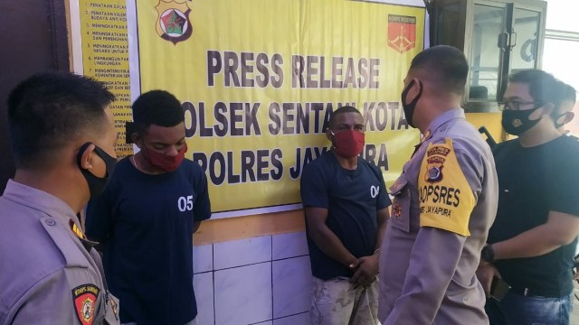 Dua dari 3 orang pelaku pengeroyokan seorang guru di Sentani, Kabupaten Jayapura yang tertangkap. (Dok Polda Papua)