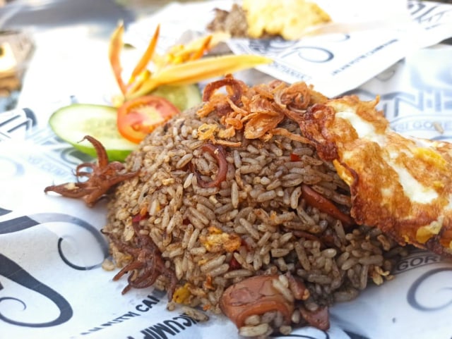 Wisata Kuliner: Nasi Goreng Tinta Cumi Pertama di Pontianak (93714)