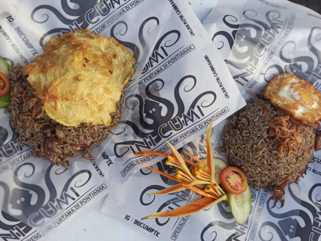 Wisata Kuliner: Nasi Goreng Tinta Cumi Pertama di Pontianak (93715)