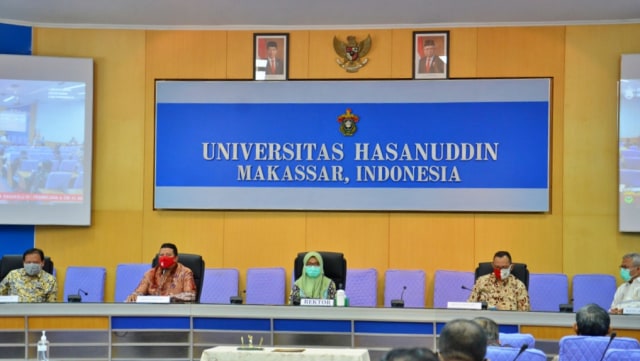 Rektor Universitas Hasanuddin, Makassar, Prof Dr Dwia Ariestina Palubuhu, bersama Ketua KPU RI Arief Budiman, pada Selasa (15/9). Foto: Dok. Istimewa