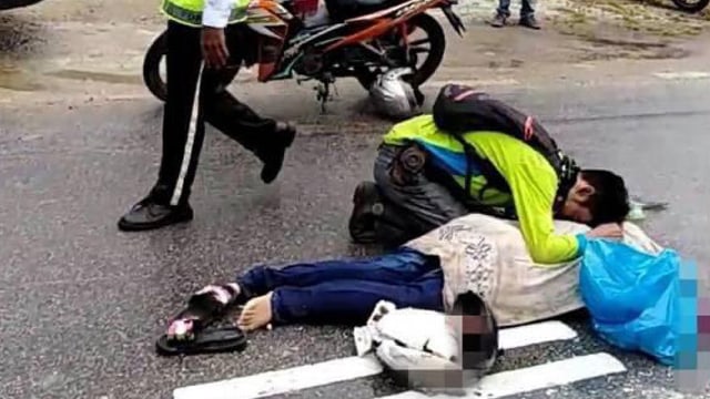 Suami tangisi istri yang meninggal di jalan. (Foto: @redzuanNewsMPB/Twitter)