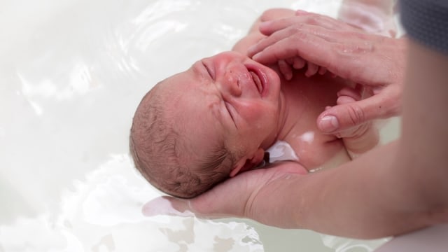 Ilustrasi bayi mandi dengan air yang terlalu panas. Foto: Shutter Stock