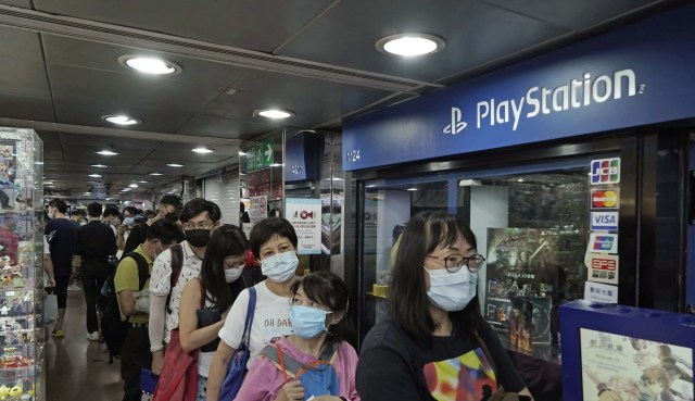 Antrean pre-order PlayStation 5 di Hong Kong. Foto: AP Photo/Kin Cheung
