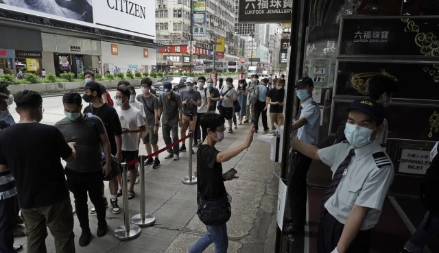 Antrean pre-order PlayStation 5 di Hong Kong. Foto: AP Photo/Kin Cheung